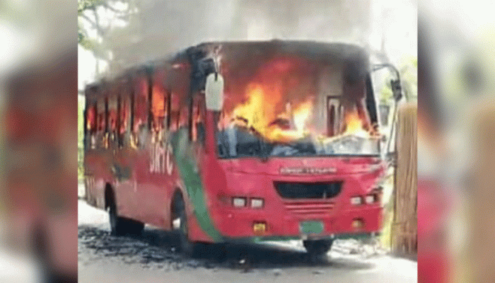 চলন্ত বাসে অগ্নিকাণ্ড, অল্পের জন্য রক্ষা পেলেন যাত্রীরা  চলন্ত বাসে অগ্নিকাণ্ড, অল্পের জন্য রক্ষা পেলেন যাত্রীরা