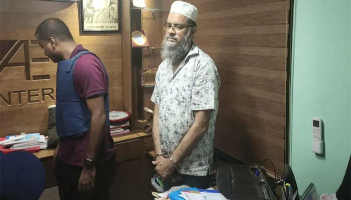 চট্টগ্রামে জুলাই আন্দোলনে প্রকাশ্যে গুলি চালানো সাবেক আ. লীগ নেতা অস্ত্রসহ গ্রেপ্তার চট্টগ্রামে জুলাই আন্দোলনে প্রকাশ্যে গুলি চালানো সাবেক আ. লীগ নেতা অস্ত্রসহ গ্রেপ্তার