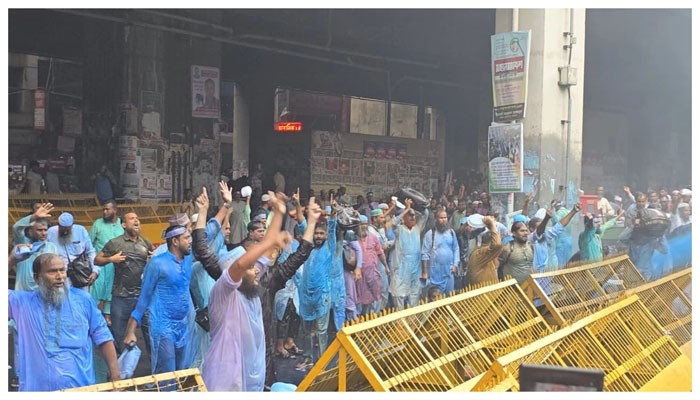 ঢাকায় ইবতেদায়ী মাদরাসা শিক্ষকদের সঙ্গে পুলিশের সংঘর্ষ, আহত ৪৩