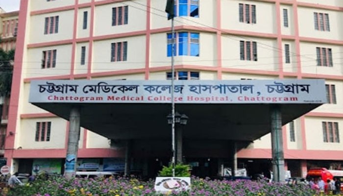 চট্টগ্রামে গাড়ি উল্টে ২০ পুলিশ সদস্য আহত চট্টগ্রামে গাড়ি উল্টে ২০ পুলিশ সদস্য আহত