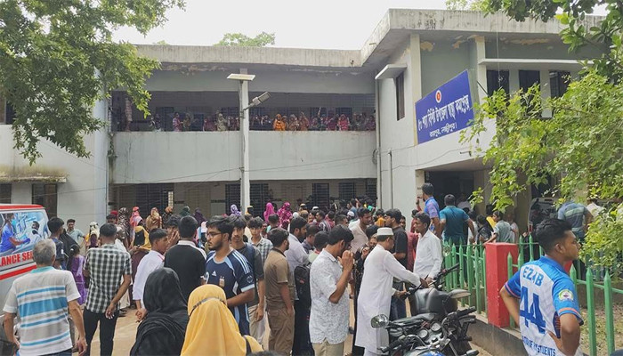 ​লক্ষ্মীপুরে মা-বোনসহ ঢাবি ছাত্রীকে কুপিয়ে হত্যা, গণপিটুনিতে ঘাতকের মৃত্যু