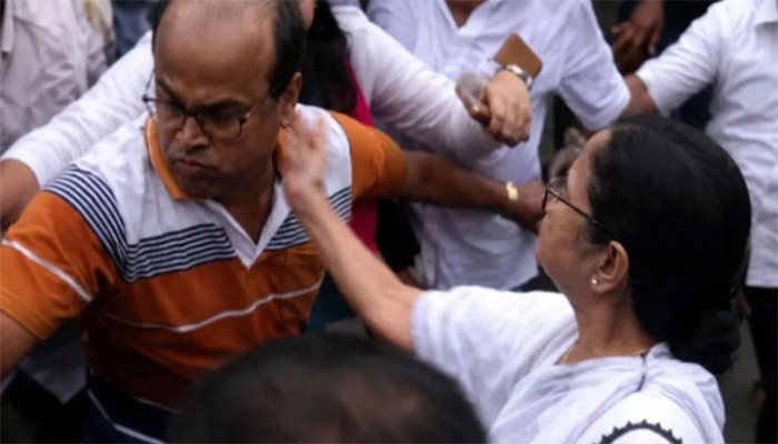 মেজাজ হারিয়ে নিজের দলের কর্মীকেই সপাটে চড় মারলেন মমতা