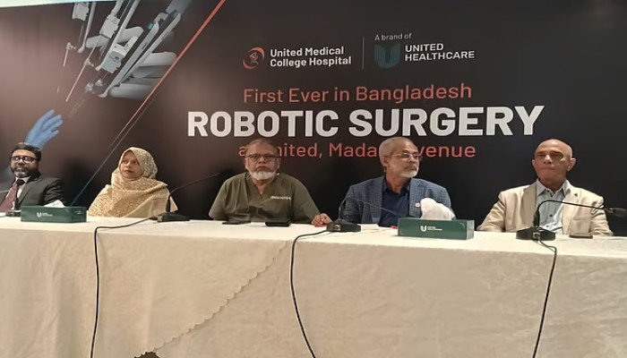 বাংলাদেশে প্রথমবারের মতো রোবোটিক সার্জারির যাত্রা শুরু ইউনাইটেড হেলথকেয়ারে