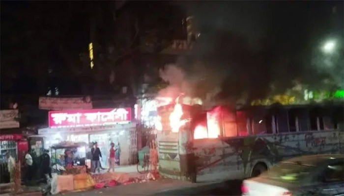 ​মিরপুরে চলন্ত বাসে হঠাৎ আগুন