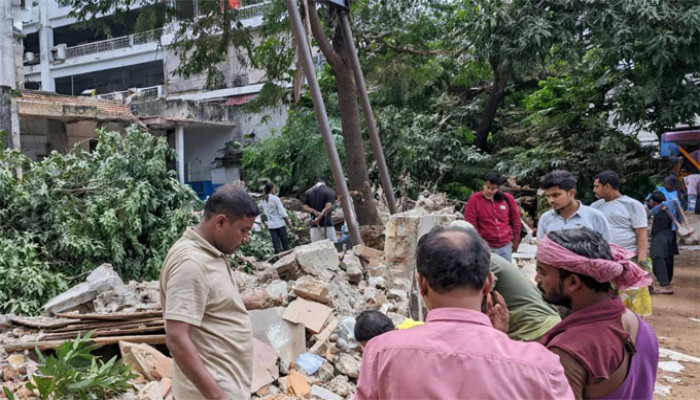 দুই শতাধিক মুখোশধারী লুটপাটের পর গুঁড়িয়ে দিল স্বাস্থ্যসেবা কেন্দ্র
