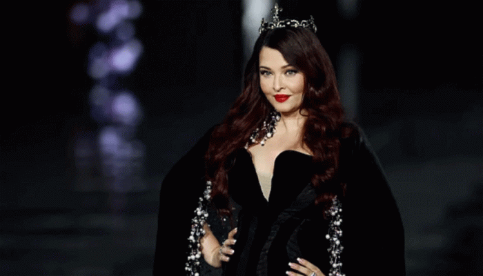 ​প্যারিস ফ্যাশন উইক: ‘রাজকীয়’ অবতারে মুগ্ধ করলেন ঐশ্বরিয়া রাই