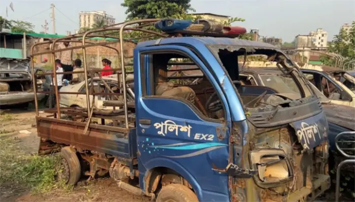 আশুলিয়ায় সেই আলোচিত পোড়া পুলিশ ভ্যানের সন্ধান