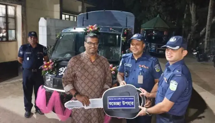 ঈশ্বরগঞ্জ থানায় এমপি মাজেদ বাবুর টহল গাড়ি উপহার
