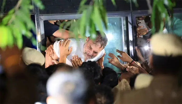 ভারতের কংগ্রেস নেতা রাহুল ও প্রিয়াঙ্কা গান্ধী আটক