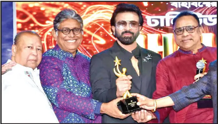 নিউইয়র্কে ‘পাইরেটেড’  ঢালিউড অ্যাওয়ার্ড!