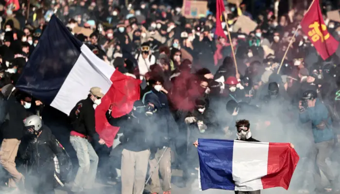ফ্রান্সে ফের বিক্ষোভের ডাক, চাপে ম্যাক্রোঁ