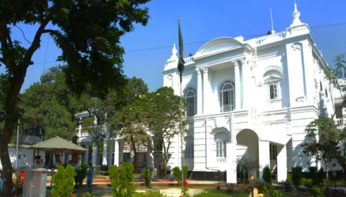ট্রাইব্যুনালে হাজির হয়ে নিঃশর্ত ক্ষমা চাইলেন আওয়ামীপন্থি দুই আইনজীবী