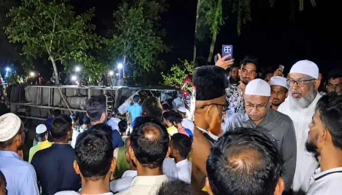 জামায়াতের লংমার্চ ফেরত বাসের ধাক্কায় পথচারী নিহত, খাদে পড়ে ২০ নেতাকর্মী আহত